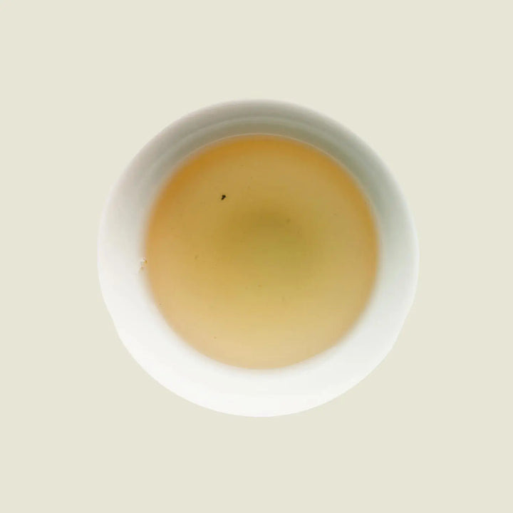 Milky Oolong - Noema - Tassenfarbe dunkles gelb von oben fotografiert