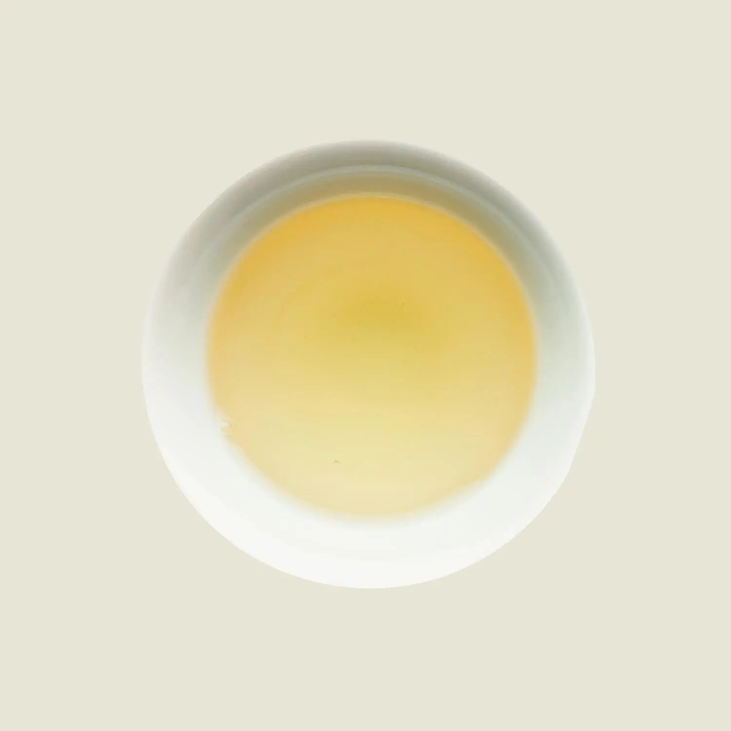 Moonlit Sencha - Noema - Tassenfarbe helles grün von oben fotografiert