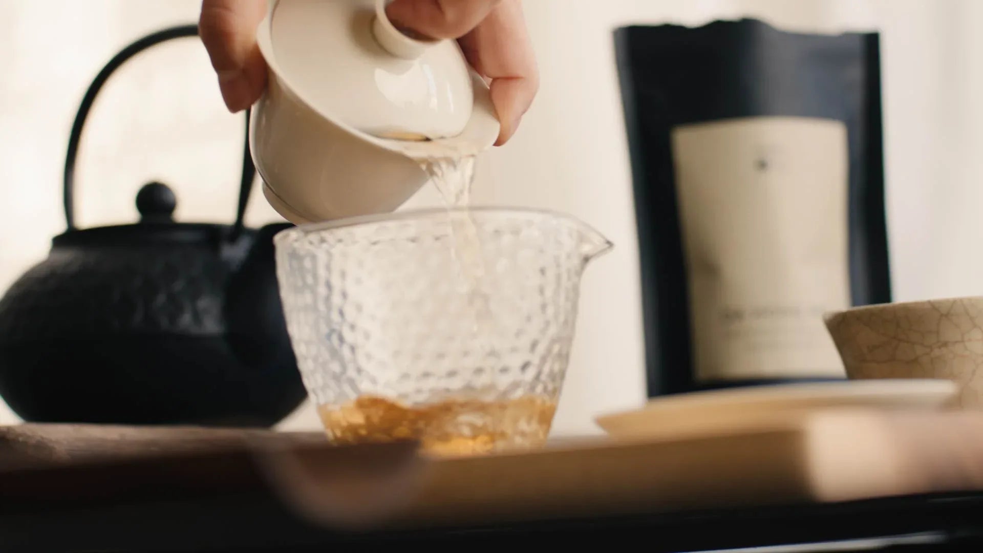 noema_da_hong_pao_white_tea_purring_in_cup_tea_color_weisser_tee_einschaenken_tassen_farbe - Noema