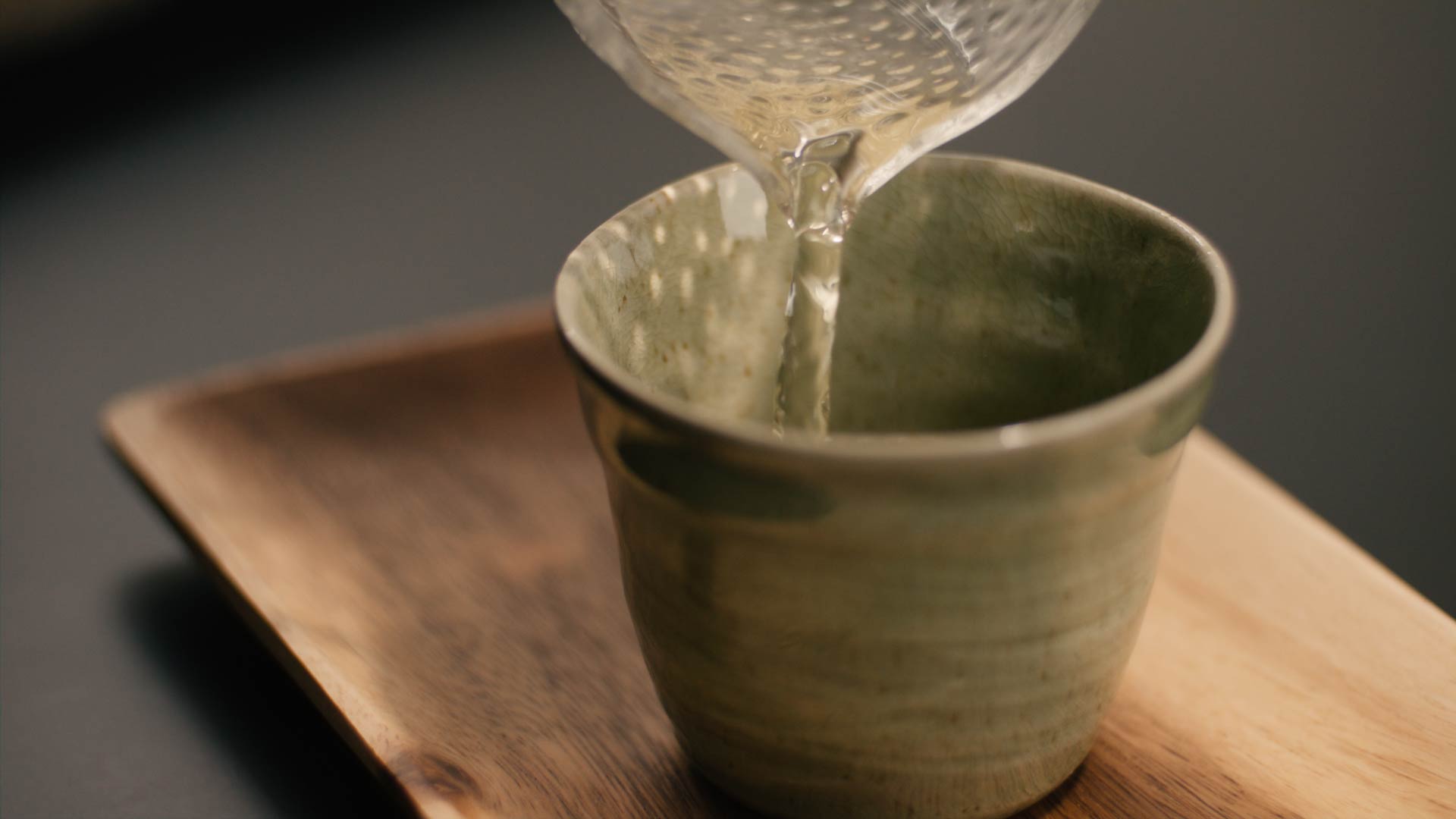 Grüner Tee wird in Tasse eingeschenkt